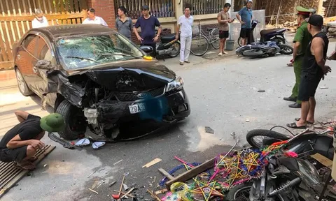 Tai nạn liên hoàn giữa ô tô và nhiều xe máy tại Hà Nội khiến 3 người nhập viện